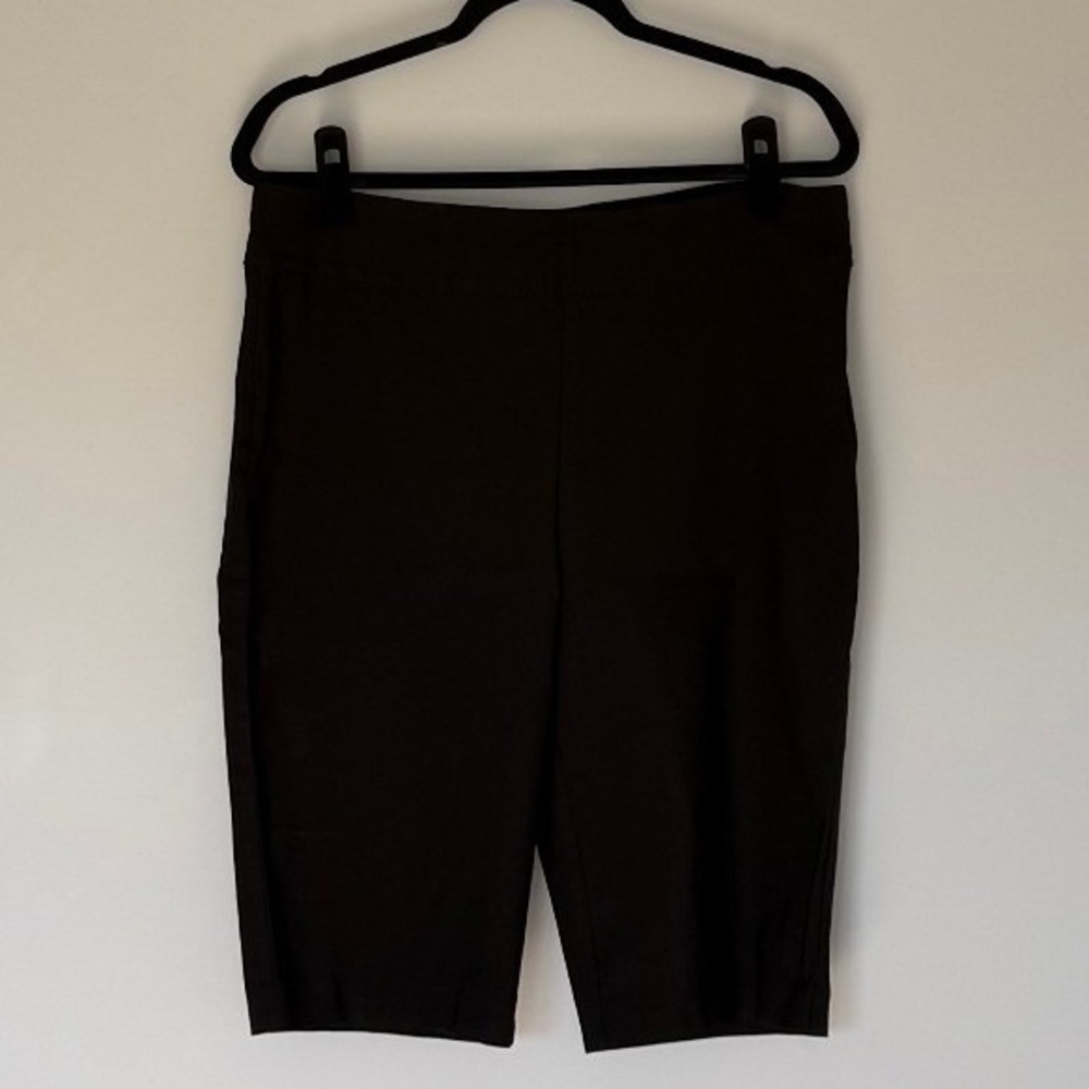 Chico's Black Pull On Stretch Shorts Women Size 2 US 12 Solid Knee Length 803108